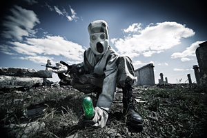 Una persona con un traje especial trabaja con armas químicas