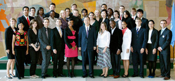Photo of the 2009 Youth Delegates with the SG