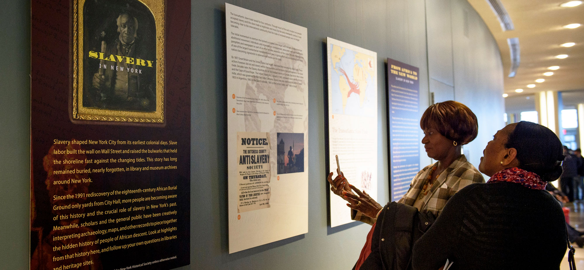 Deux femmes regardent une exposition