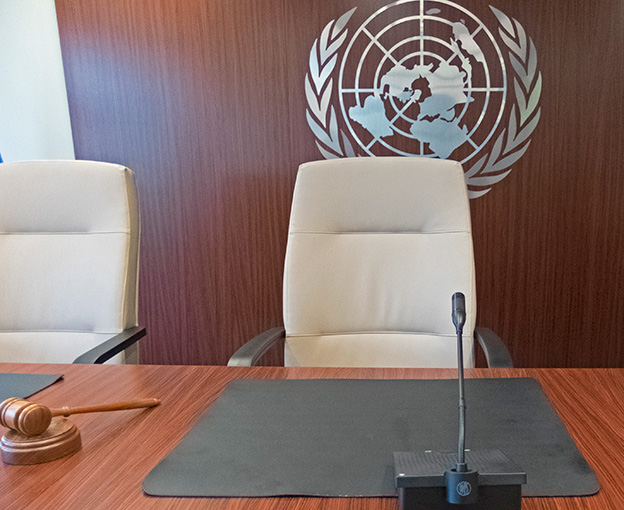 Photo of empty judge's chair in UN Dispute Tribunal courtroom in New York.