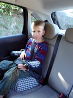 Un enfant dans un siège auto