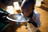 un enfant boit de l'eau