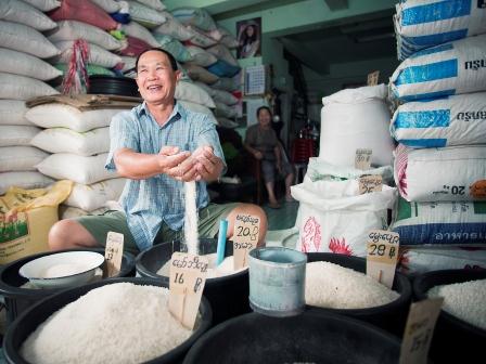 Une femme vendant du riz