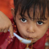 صورة لطفلة صغيرة تأكل