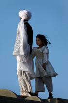 Un père et sa fille en Afghanistan. Photo ONU/Eric Kanalstein