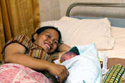  Une mère et son enfant Photo ONU : Mark Garten