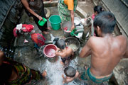 Des enfanst se lavent. Photo ONU/Kibae Park