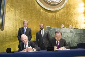 Opening of High-level plenary meeting on addressing large movements of refugees and migrants Secretary-General Ban Ki-moon and Director General of IOM William Lacy Swing participated in the Signing Ceremony of the UN-IOM Agreement