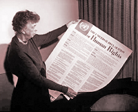Президент и председатель Комиссии по правам человека, Элеанора Рузвельт, с   текстом Всеобщей декларации прав человека.