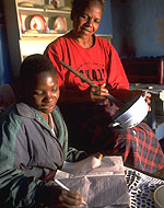 Фебби, 15 лет, потерявшая своих родителей из-за СПИДа, проводит время у соседей, выполняя домашнюю работу (Зимбабве).  Фото ЮНИСЕФ.
