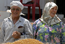 Муж и жена готовят и продают еду на улицах г. Накура в Ливане.