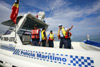 Морская полиция ООН проводит инструктаж своих коллег из Национальной полиции Тимора-Лешти на борту катера, охраняющего прибрежную зону страны, 2010 год. Фото ООН Мартин Перре