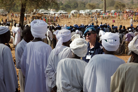 Полицейские из состава Смешанной операции Африканского союза — Полиция ЮНАМИД ведет в Дарфуре дальнее патрулирование, маршрут которого составляет несколько сотен миль с остановками по пути следования для встреч с местными общинами, что позволяет уточнить их потребности, 2010 год. Фото ООН/Оливье Шассо