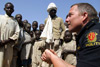 Полицейский ООН из Норвегии беседует с жителями лагеря для перемещенных лиц в Дарфуре, Судан, 2006 год. Фото ООН