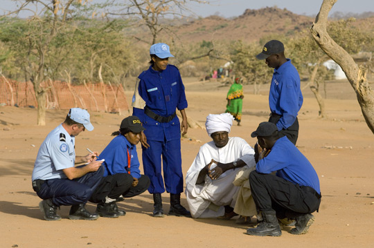Сотрудники полиции ООН и Détachement Integre де Sécurité из Чада интервьюируют суданских беженцев в их лагере, 2009 год. Фото ООН/Оливия Грэй Причард