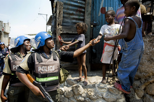 Члены нигерийского полицейского подразделения в составе МООНСГ патрулируют окрестности столицы страны Порт-о-Пренс, 2009 год. Фото ООН/Марко Дормино