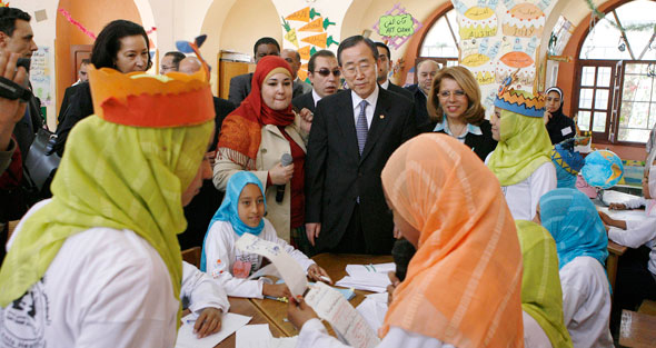 Генеральный секретарь ООН Пан Ги Мун посещает занятия в рамках образовательного проекта для девочек в Гизе, Египет, 2007 год.