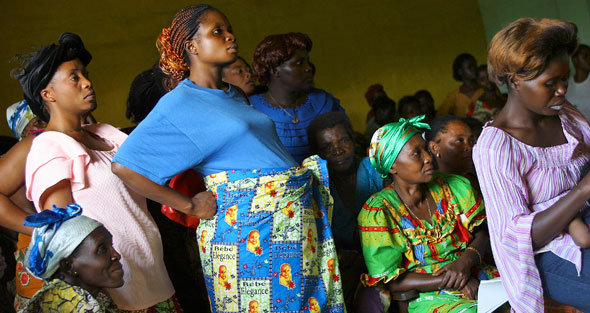 МООНДРК просвещение женщин избирателей перед вторым туром выборов, Демократическая Республика Конго, октябрь 2006 года.