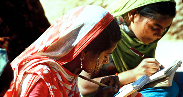 Две молодые мамы учатся грамоте, Индия, 1979 год.