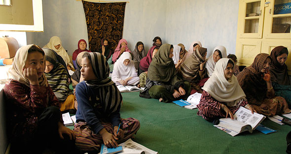Афганские женщины участвуют в проекте «Бесплатное и качественное образование», Бамиан,  июнь 2009 года.