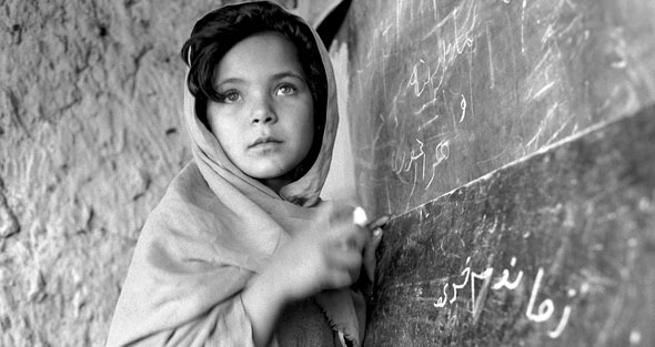 Молодая афганская девочка учится в школе в рамках проекта поддержки образования ЮНИСЕФ, Нангархар, 2008 год.