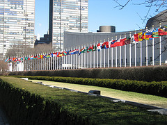 Общесистемной целью ООН является оказание  помощи национальным властям в осуществлении программ с мощным техническим компонентом. На фотографии — архитерктуреый комплекс Центральных учреждений ООН в Нью-Йорке. 