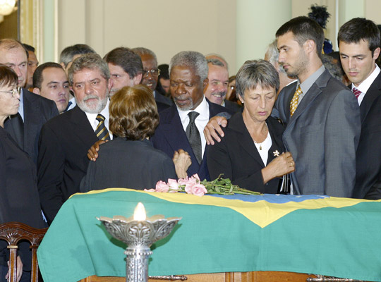 Генеральный секретарь Кофи Аннан с членами семьи Серджио Виейры де Мелло, Специального представителя в Ираке. 