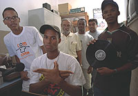 Молодые люди в студии общинной радиостанции «Аванкар» в Сальвадоре (Бразилия). Фото ЮНИСЕФ.