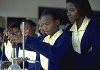 Девочки проводят химический эксперимент в школе в Лусаке, столице Замбии. Фото ЮНИСЕФ.