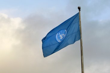 Bandera de la ONU ondeando al viento