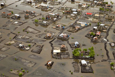 Las intensas lluvias en la parte norte de Haiti inunda las calles, los hogares y los campos durante la noche del 9 de noviembre de 2012, dejando a cientos de personas sin hogar y alrededor de 15 fallecidos