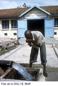 Un hombre bebiendo agua