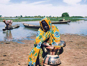 Una mujer toma precauciones especiales para asegurarse un suministro de agua segura en Níger. Foto: PNUD Níger/Rabo Yahaya
