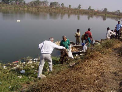 voluntarios limpiando los lagos de Bangalore