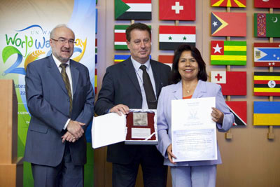 Elsa Sánchez, Directora Ejecutiva de la Fundación SODIS en Bolivia recibiendo el Premio de manos de Michele Jarraud y Jerónimo Blasco
