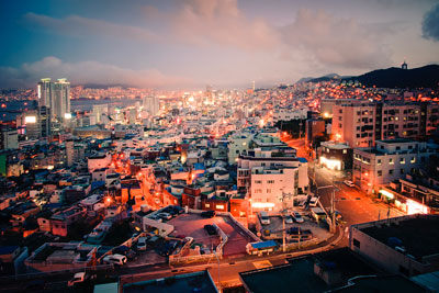 Vista aérea de Busan, en la República de Corea, la segunda mayor ciudad después de Seúl, con una población de unos 3,6 millones de personas en 2010. Foto ONU/Kibae Park