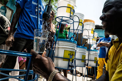 La misión de Naciones Unidas en Haití prosigue su proyecto piloto con la Direction Nationale de l'Eau Potable et de l'Assainissement (DINEPA) para instalar filtros de agua y suministrar formación en higiene en Cité Soleil, Port au Prince. Foto: Logan Abassi/MINUSTAH