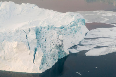 Icebergs en el fiordo de Ilulissat icefjord visitados por el Secretario General Bann Ki-moon en Groenlandia en marzo de 2014 donde lanzó una alerta acerca del cambio climático. Foto ONU/Mark Garten