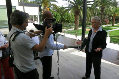 La directora de la Oficina de Naciones Unidas para la reducción del riesgo de desastres Margareta Wahlström (a la derecha) es entrevistada durante el Congreso de ciudades unidas y gobiernos locales en Rabat, Marruecos. Foto: EIRD
