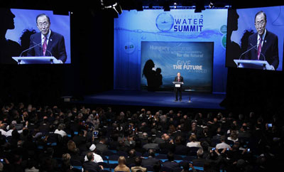 El Secretario General Ban Ki-moon se dirige a los participantes en la Cumbre del Agua de Budapest 2013. Foto ONU/Paulo Filgueiras