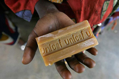 En 2008, en la República Centroafricana, un niño muestra una pastilla de jabón. UNICEF distribuyó jabón como parte de una campaña nacional de vacunación. Foto: UNICEF/NYHQ2008-1510/Pierre Holtz