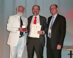 ©IAHS. Günter Blöschl, en el centro, recibe el premio de Gordon Young (IAHS) y Bruce Stewart (OMM)