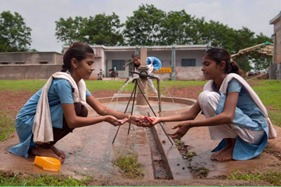 El gobierno de India pretende institucionalizar el lavado de manos con jabón en las escuelas antes del almuerzo entre 110 millones de niños. Foto: UNICEF India/2013/Romana