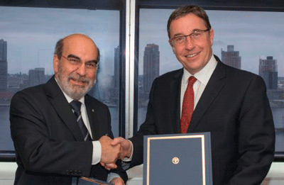 FAO Director-General José Graziano da Silva (left) with UNEP Executive Director Achim Steiner (right) at the signing ceremony