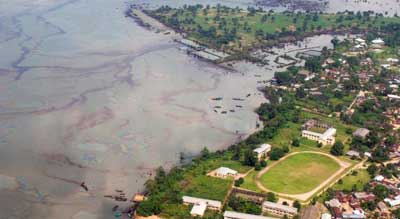 Una imagen aérea de Ogoniland muestra el petróleo flotando sobre el agua