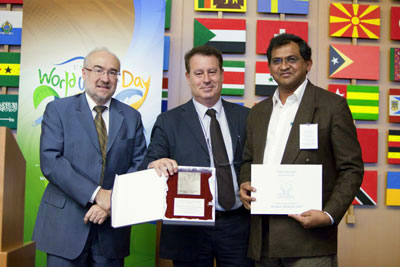 Mr. Leo Saldanha, Coordinator of the Environment Support Group (ESG) receives Category 1 Award from Mr. Jarraud and Mr. Blasco