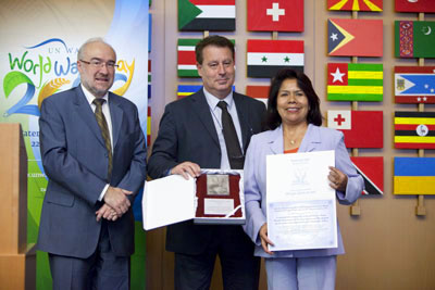 Ms. Elsa Sánchez, Executive Director of the SODIS Foundation in Bolivia receives Category 2 Award from Mr. Jarraud and Mr. Blasco