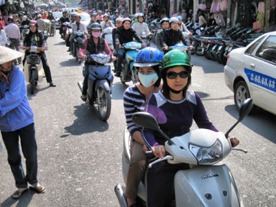 Gender equality and sustainable urbanization: Vietnamese women on motorcycles © UN-HABITAT