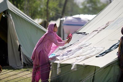 Gender equality and sustainable urbanization: Girl and tent © Shabbir Hussain Imam/ IRIN News