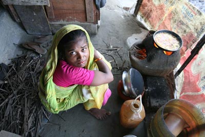 Gender equality and sustainable urbanization: Woman cooking over fire © Shabbir Hussain Imam/ IRIN News